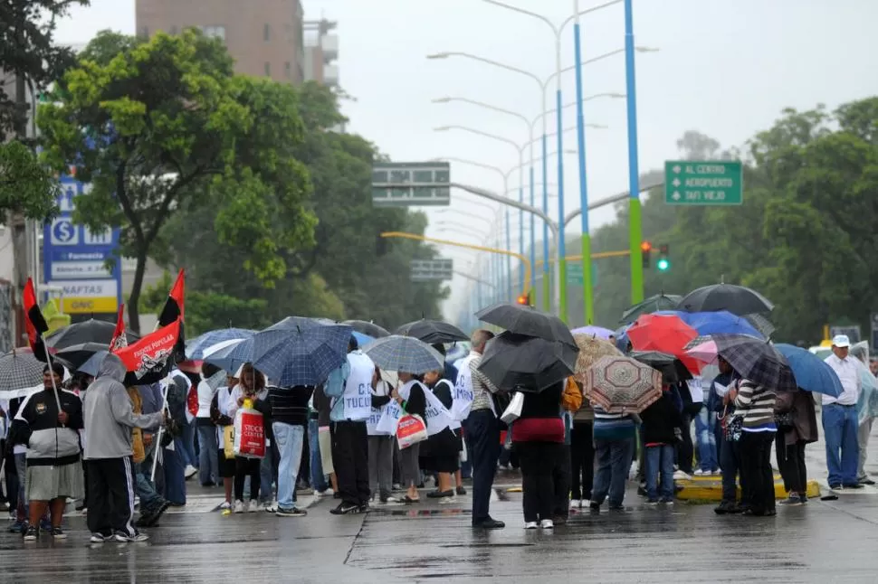 BAJO LA LLUVIA. Las columnas de empleados estatales realizaron piquetes en varios puntos de la provincia, pese a la persistente llovizna matinal. la gaceta / foto de inés Quinteros Orio