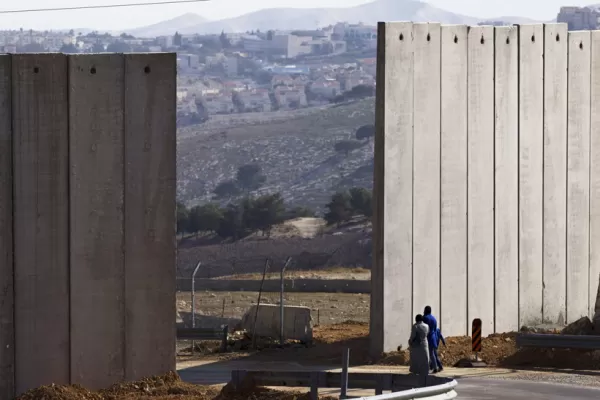 Niños palestinos piden ayuda a la ONU para recuperar una pelota que cayó del lado israelí