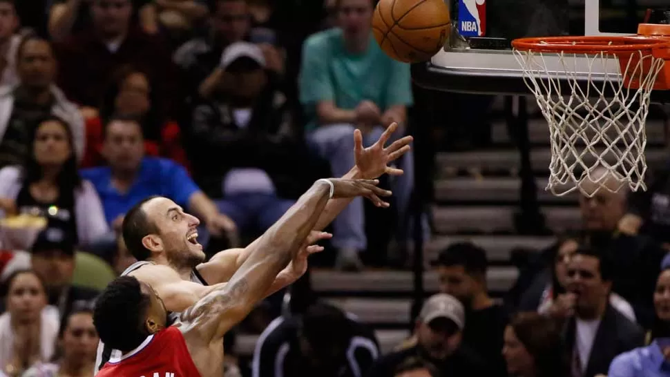 INSPIRADO. El argentino está mejorando todos los porcentajes de la temporada anterior con los Spurs. REUTERS