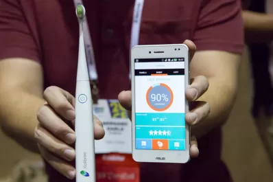 Un cepillo de dientes inteligente para cuidar la salud bucal