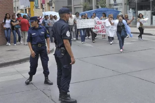 Sigue la tensión policial en tres provincias que dieron marcha atrás con aumentos prometidos