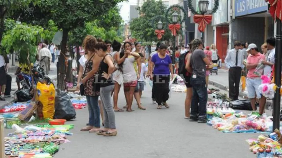 POSTURA. Los ambulantes se van del centro a la espera de una propuesta. ARCHIVO LA GACETA.