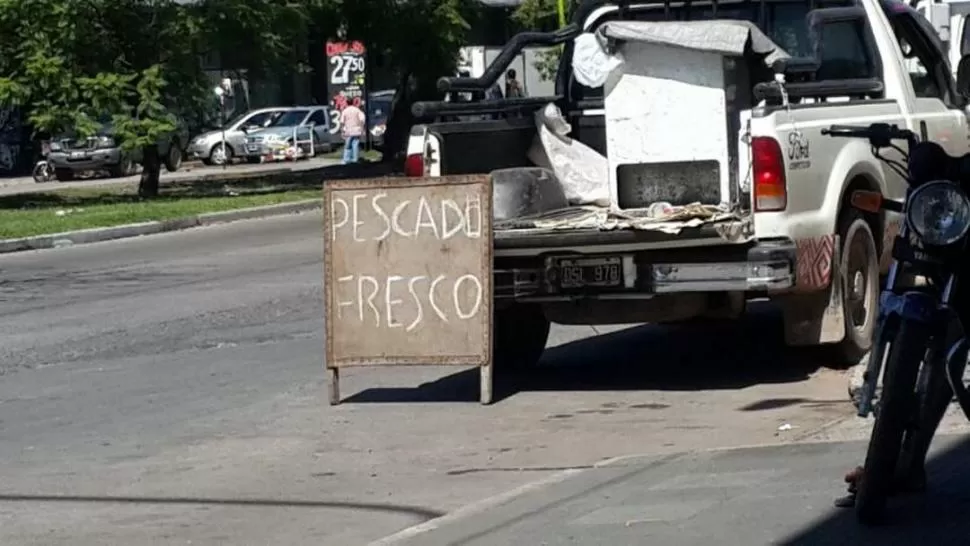 IN FRAGANTI. En el agua se puede detectar a cinco furtivos tirando redes muy cerca del lugar donde están los pescadores. 