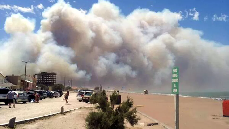 IMPACTANTE. Una gran nube de nube crece en el balneario. DYN