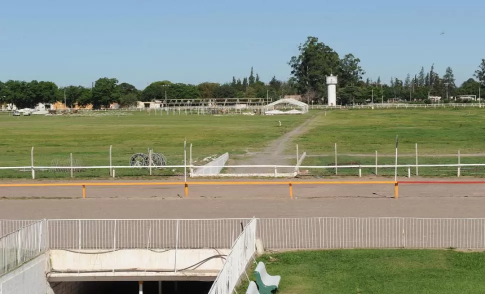 EN EL ÓVALO. Los obreros instalaron los pisos de madera para las carpas. 