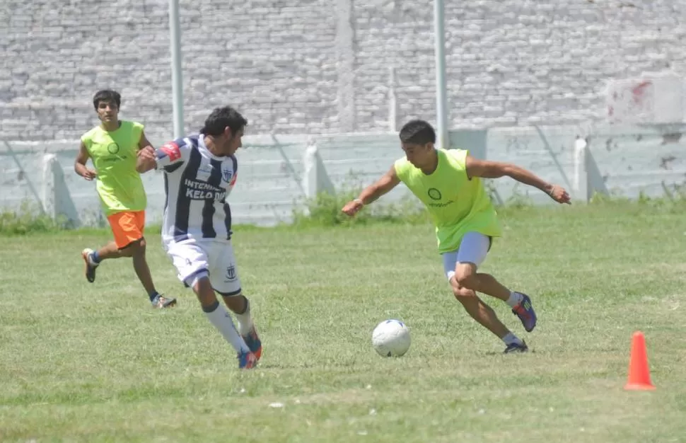 A TODA POTENCIA. El técnico Luis Martínez quedó muy conforme con el nivel de juego que tuvo el equipo en el amistoso. 