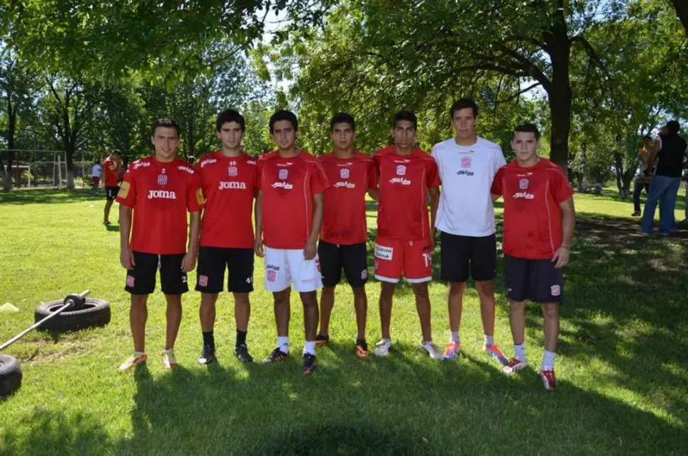 ESTÁN LISTOS. Cantos, Mamaní, Rodríguez, Carreras, Jiménez, Chávez y Salcedo posaron luego de la primera práctica. En la segunda sesión se sumaron Abregú e Ibarra.   