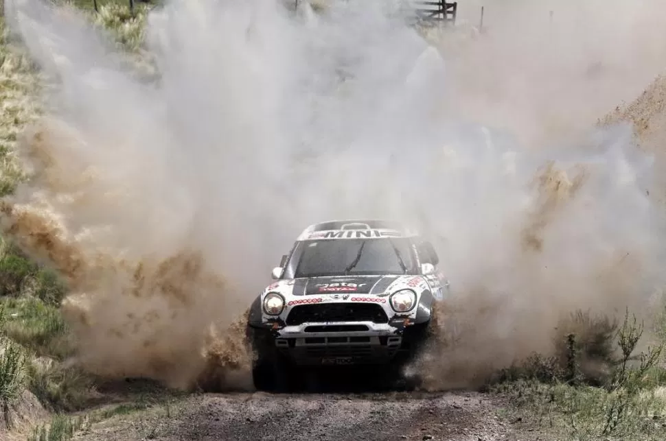 LE GUSTÓ. El Mini de Nasser Al Attiyah atraviesa un vado a toda velocidad. El qatarí, que terminó en el tercer lugar, dijo que los tramos de competencia en zonas de Córdoba y San Luis le encantaron. 