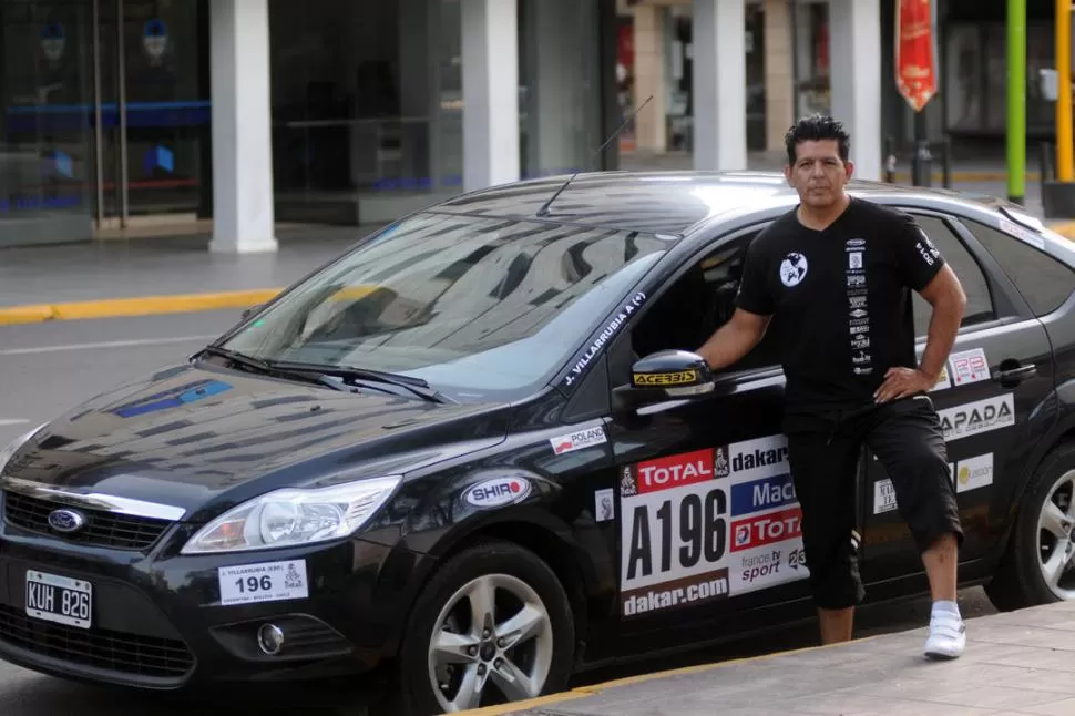 EL AUTO FANTÁSTICO. Villarubia Villalba, antes del comienzo del año, ya tenía listo el Ford Focus Coupé con todos los adhesivos oficiales de la competencia. Listo para trasladar a los integrantes del “Sonik Team”.  