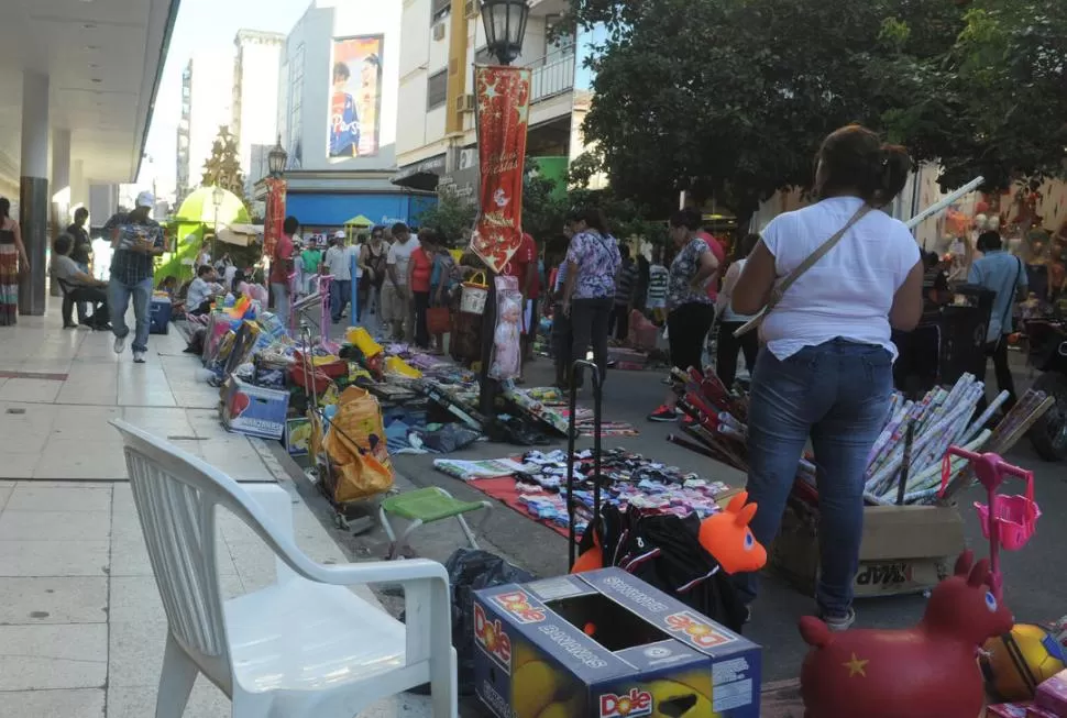 FERIA A CIELO ABIERTO. El fin de semana previo a la llegada de los Reyes Magos se multiplicó la presencia de vendedores ambulantes en la capital. la gaceta / foto de antonio ferroni 