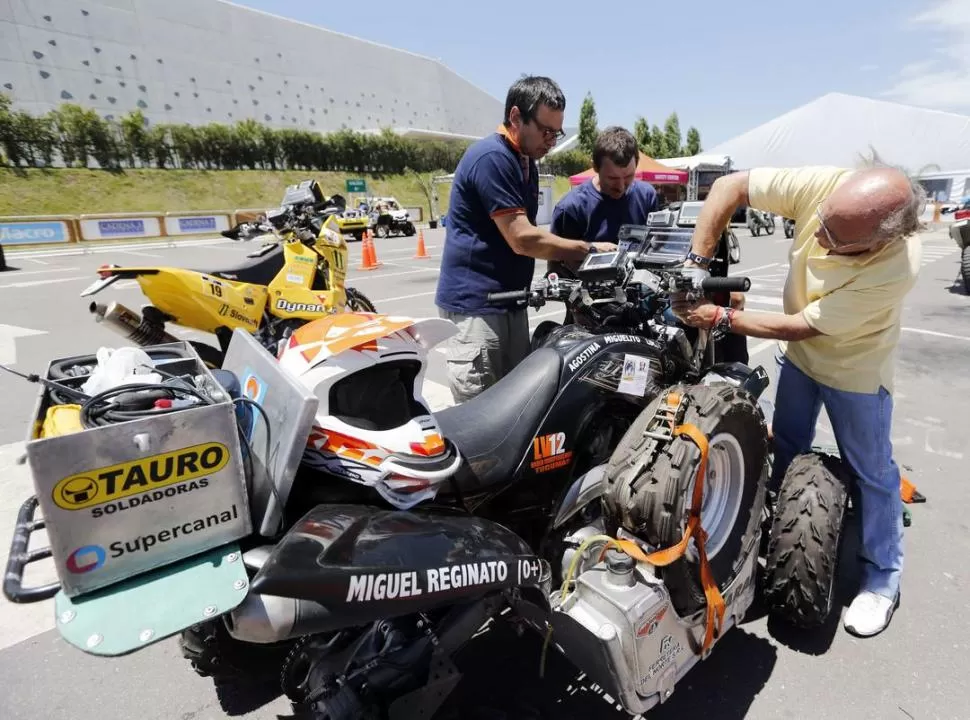 EN LA META. Miguel Reginato logró arribar al vivac de San Luis, pero en el medio debió oficial de mecánico para poder poner en carrera otra vez al cuatriciclo. 