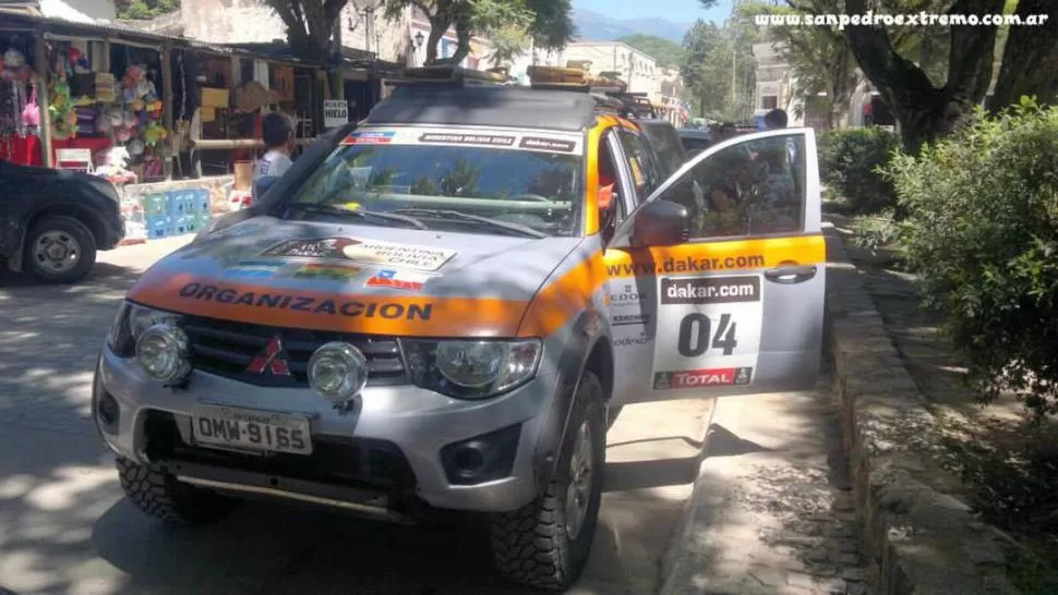 LLAMÓ LA ATENCIÓN. La 4X4 ploteada con los adhesivos oficiales de la competencia recorre las calles de San Pedro de Colalao con un grupo de colaboradores.  