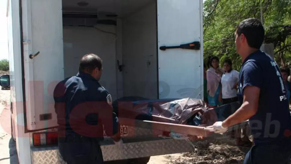 SIN REMEDIO. El hombre fue trasladado a la morgue judicial, donde se le practicará una autopsia. FOTO DE NUEVODIARIOWEB.COM