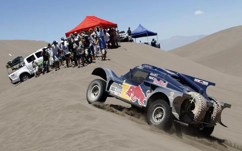 EL INTRUSO. El Buggy de Carlos Sainz no tuvo problemas para sortear las dunas, en un camino que ofreció superficies de lo más variadas. “El Matador” interrumpió el dominio de los Mini en la vanguardia. 