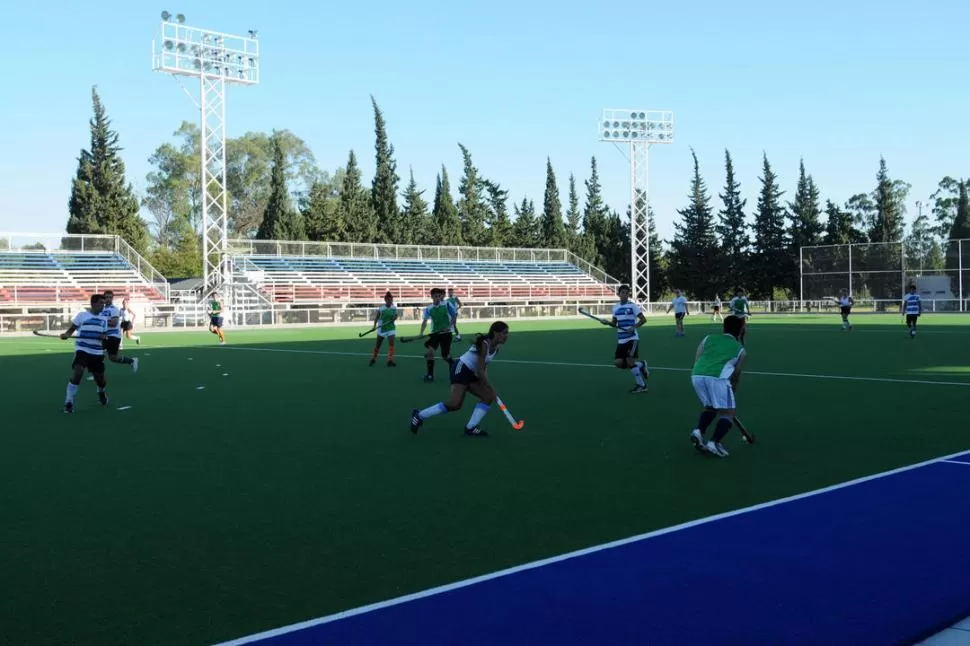 EN ACCIÓN. La cancha está en uso permanente y cuenta con un cuidado especial.