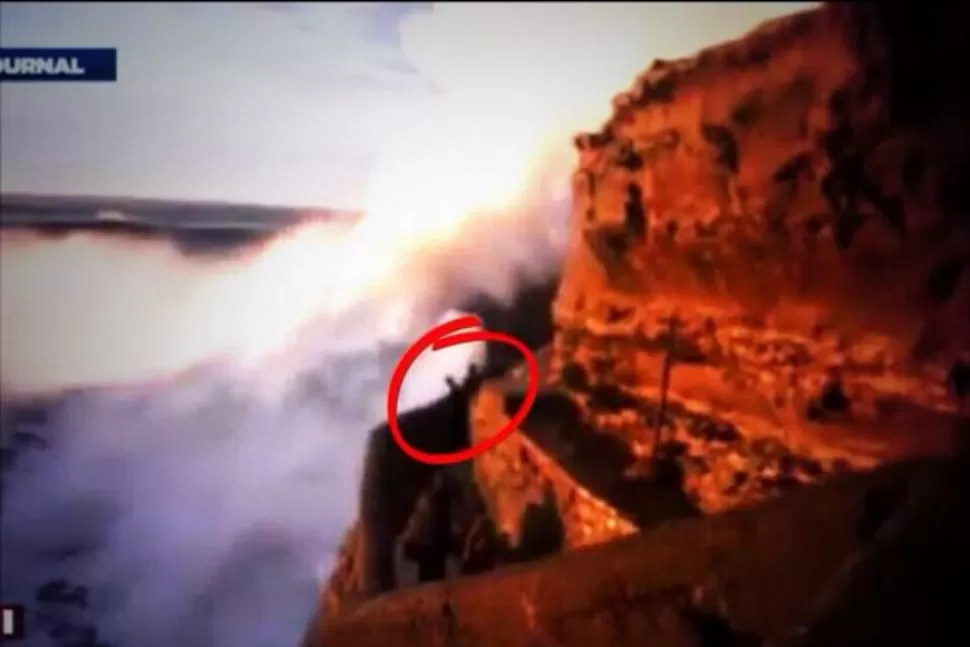 DESESPERANTE. La pareja cayó al mar, arrastrada por la fuerza de la ola. CAPTURA DE VIDEO