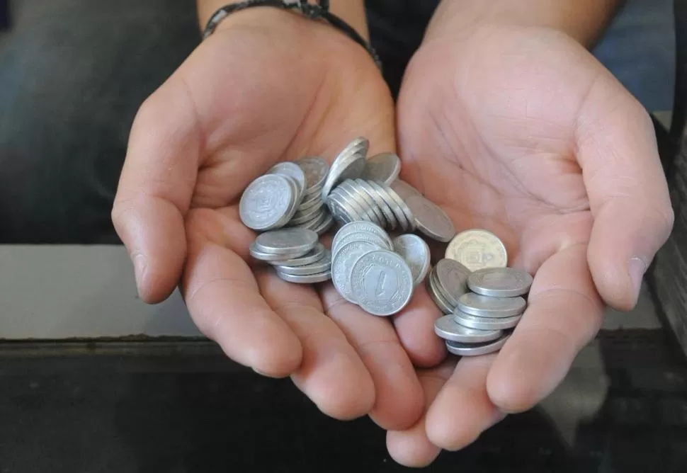 ÚLTIMOS DÍAS. Tras 25 años de vigencia, desde Trapasa indicaron que dejarán de reponer el stock de cospeles en los kioscos y comercios. LA GACETA / FOTO DE ANTONIO FERRONI