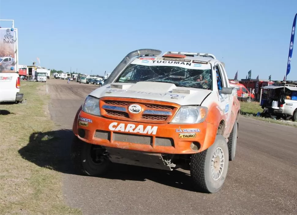 MALTRECHA. La camioneta, con el parabrisas dañado ya que se abrió el capó en el camino, llega al campamento.  