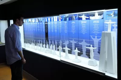 La historia te espera debajo del Cristo