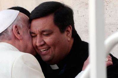 El Papa subió al Papamóvil a un cura argentino