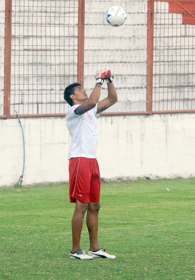 SU VIEJA AMIGA. Carrera se muestra complacido por volver a tener contacto con la pelota, luego de casi un año de parate. 