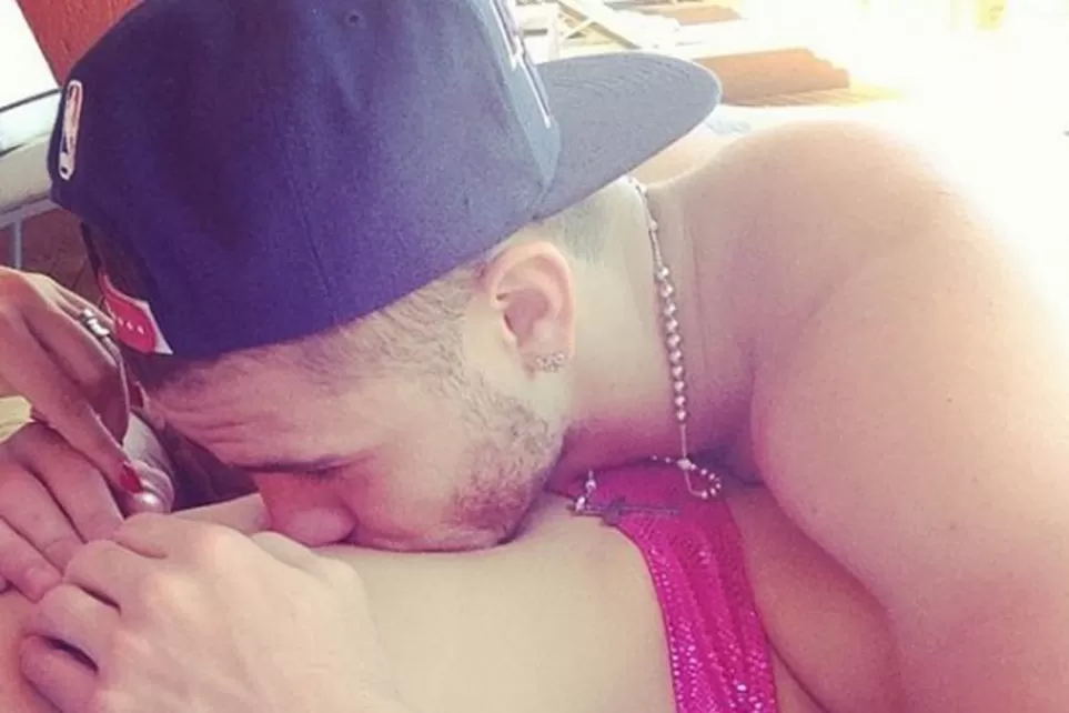 BESO. Mauro Icardi y la panza de Wanda Nara, ante la ola de rumores. FOTO TOMADA DE INSTAGRAM.COM/WANDITANARA