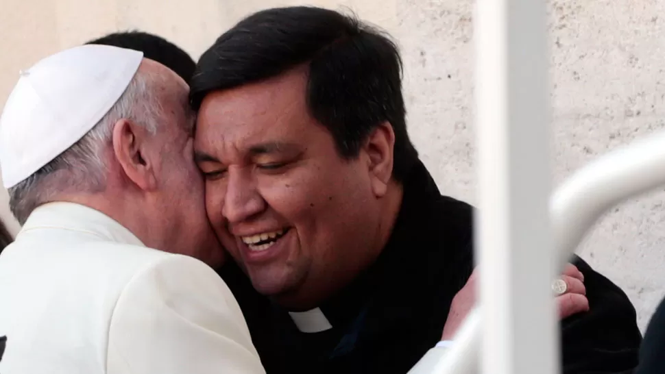 SALUDO. Francisco recibe a Báez en el Papamóvil. REUTERS