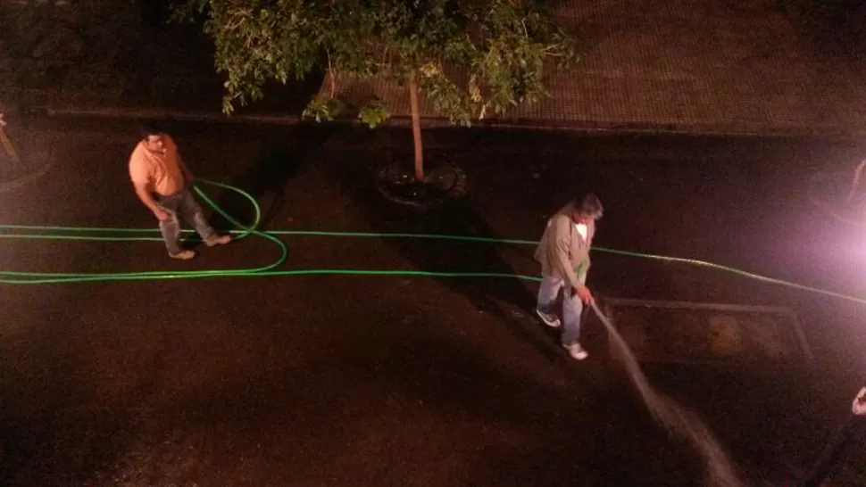 DE NOCHE. Los trabajos se realizaron después de las 22.30. LA GACETA / FOTO DE INDALECIO SÁNCHEZ VÍA MÓVIL