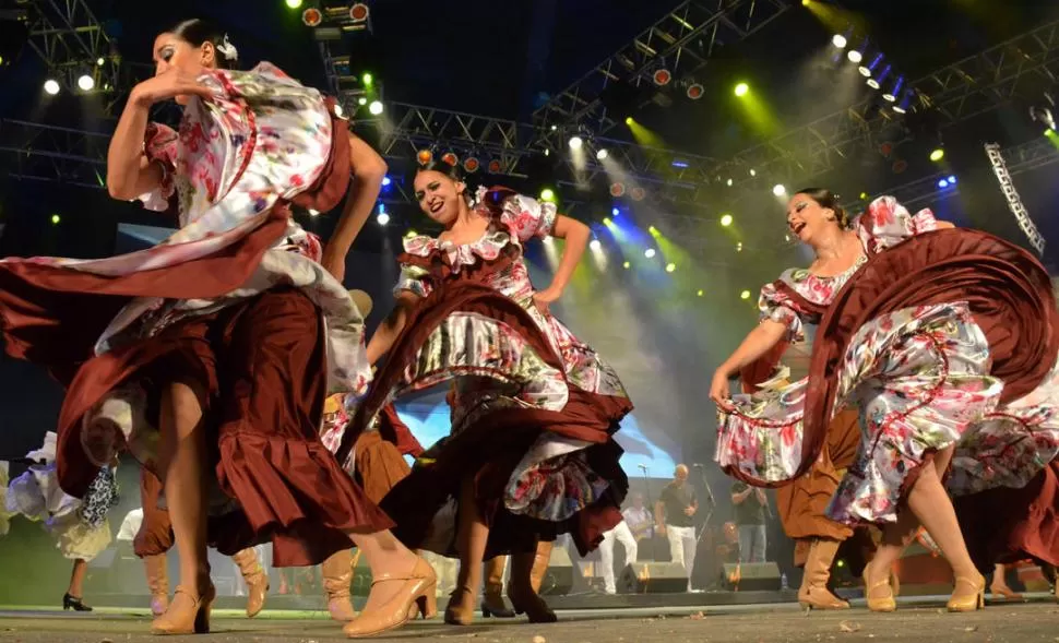 VIEJA PRESENTACIÓN. Más de 200 artistas tucumanos participaron de la presentación que realizó la Provincia en el festival, en enero de 2012. REUTERS