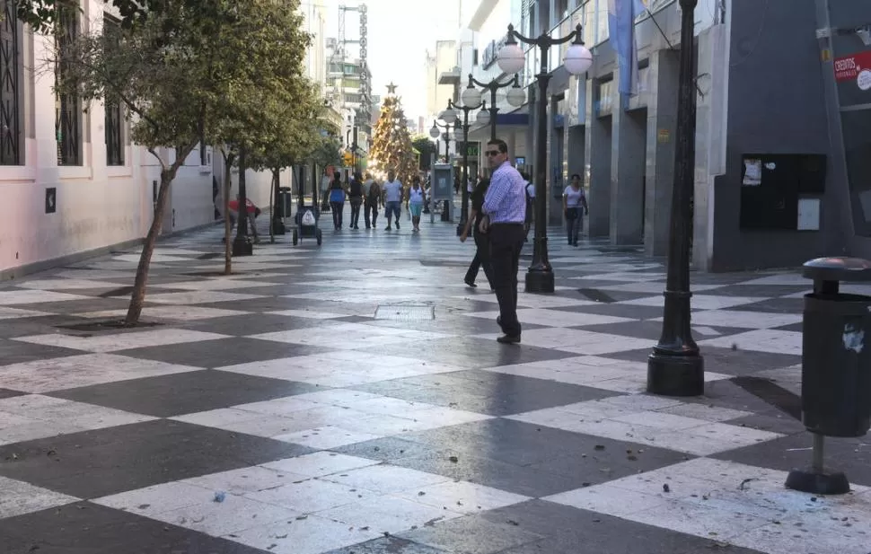 DESDE LAS PRIMERAS HORAS. El microcentro amaneció liberado, sin los vendedores ambulantes. LA GACETA / FOTOS DE ANTONIO FERRONI Y MARÍA SILVIA GRANARA