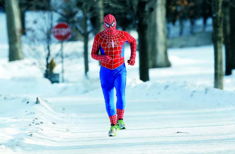 EN MINNEAPOLIS. A Patrick O’Brien el frío ártico no le impide trotar. Calza un traje del Hombre Araña, de neoprene. REUTERS