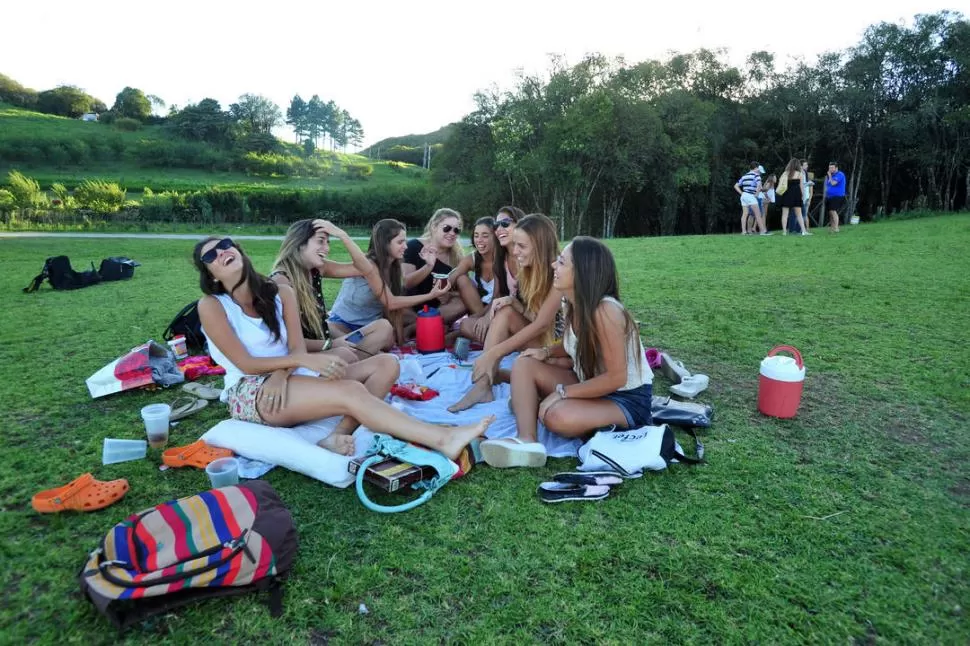 ENTRE AMIGAS. María José, Guadalupe, Sofía, Camila, Sol, Julieta, Florencia y Lucila chusmearon y rieron de lo lindo en las laderas de Loma Bola. LA GACETA / FOTOS DE DIEGO ARÁOZ
