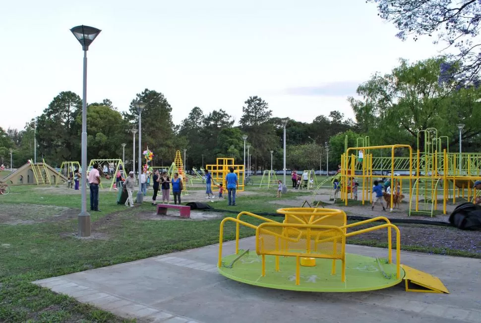 EL ORGULLO DEL SUR. La plaza Haimes tiene juegos nuevos, pista de salud, clases de gimnasia y espectáculos. LA GACETA / FOTO DE OSVALDO RIPOLL