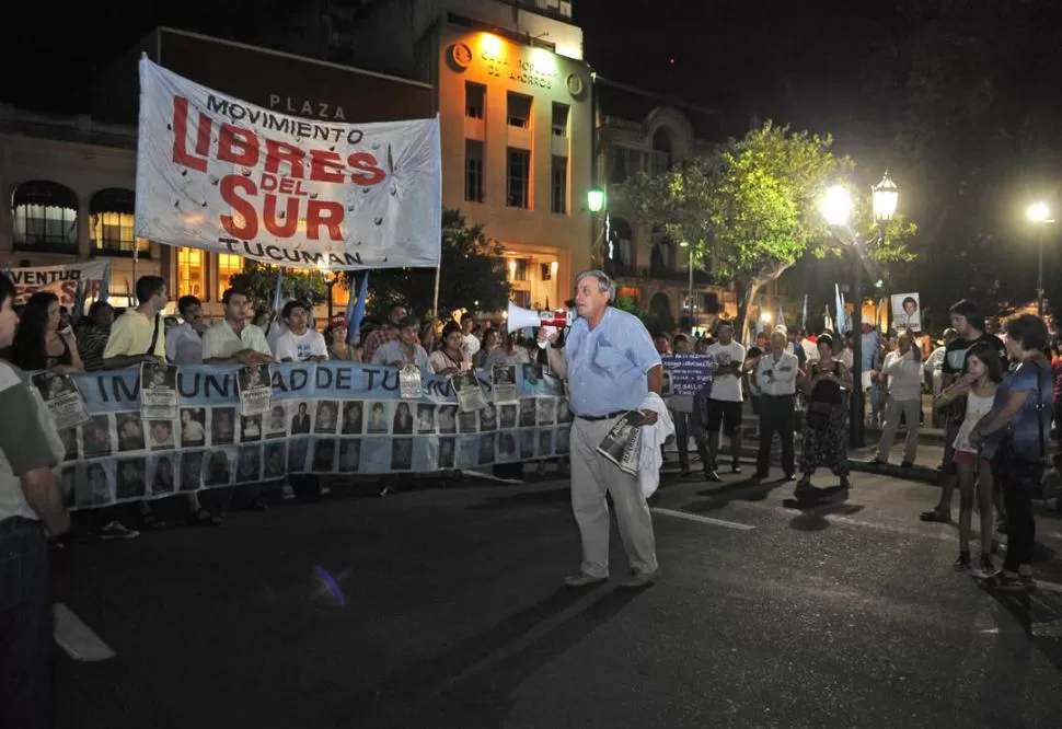 UNA VUELTA A LA PLAZA. Durante la marcha de la comisión contra la impunidad se enunció el nombre de distintas víctimas de homicidios. la gaceta / foto de maría silvia granara