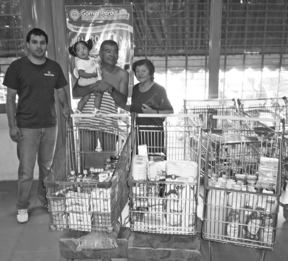 VARIOS CARROS. La familia Cortez aprovisionó la alacena y el freezer.  