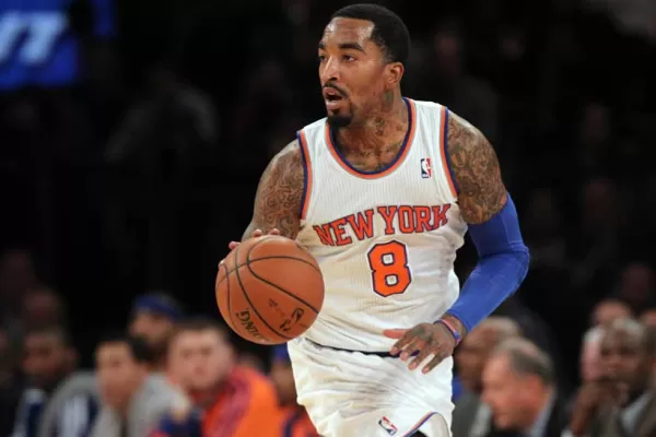 Multaron a JR Smith por desatar los cordones de sus rivales