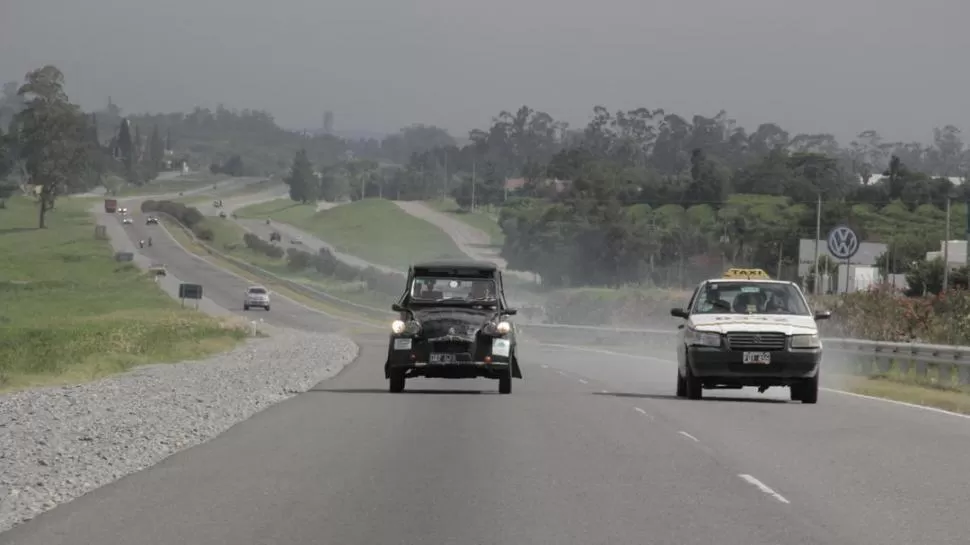 “ALL BLACK” EN ACCIÓN. José Izquierdo conduce su 3CV por la ruta que va a El Cadillal; siempre se da tiempo para recorrer los caminos tucumanos. la gaceta / foto de alvaro medina 
