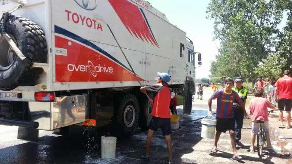 DE PASADA. Los mecánicos aprovecharon para limpiar el rodado en la avenida del ex aeropuerto. LA GACETA / LUIS DUARTE VIA MOVIL