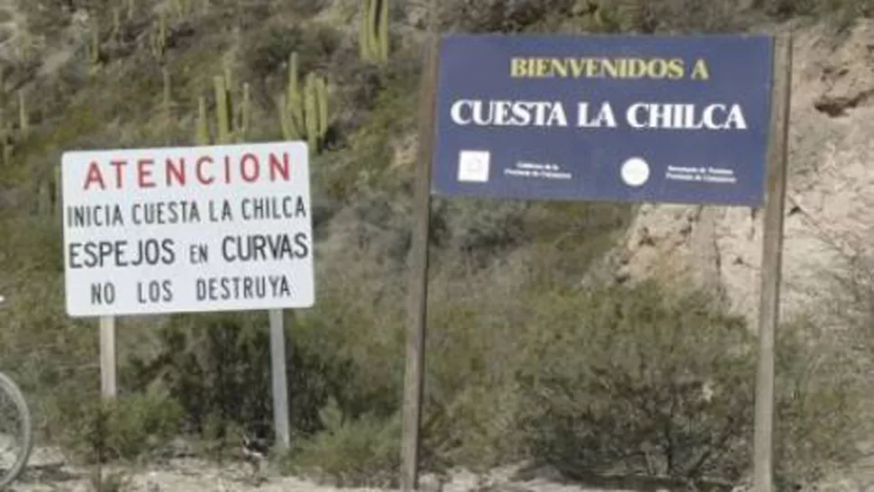 CUESTA DE LA CHILCA. La camioneta con los periodistas desbarrancó en una curva cerrada. FOTO TOMADA DE ELANCASTI.COM.AR