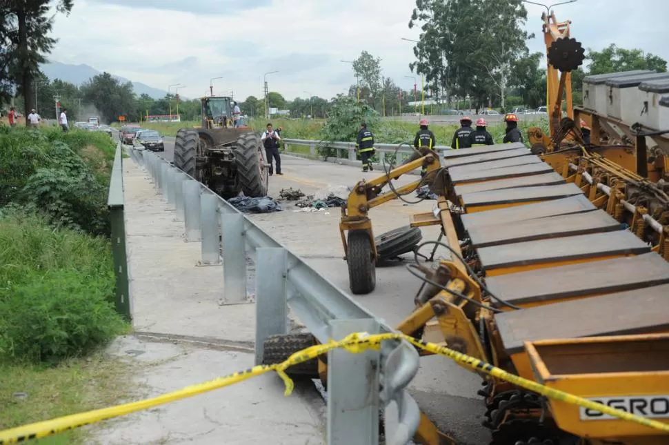 TRÁGICA ESCENA. Los cuerpos de los ocupantes del tractor quedaron sobre el puente y la cosechadora a tres metros. la gaceta / foto de franco vera