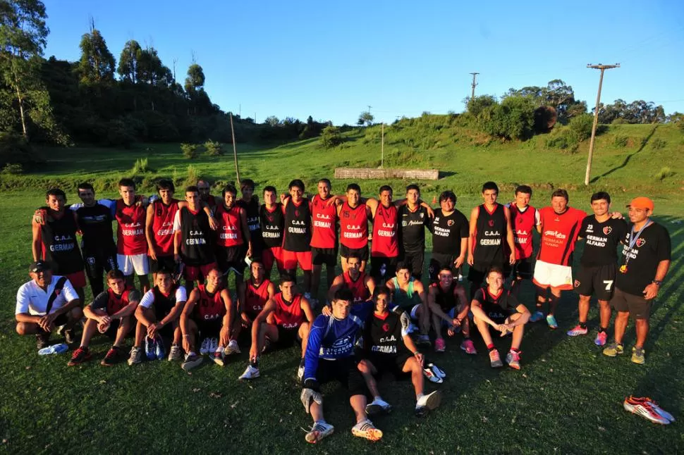 LA UNIÓN HACE LA FUERZA. Todo el plantel de Amalia posó para LG Deportiva. La pretemporada se llevó a cabo en un gran clima, que ilusiona al pueblo “villero”. la gaceta / fotos de diego aráoz