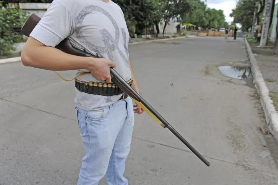 AUTODEFENSA. El temor llevó a los tucumanos a armarse para proteger sus bienes; las imágenes de vecinos con escopetas se repitieron en cada barriada. la gaceta / foto de  juan pablo sanchez noli