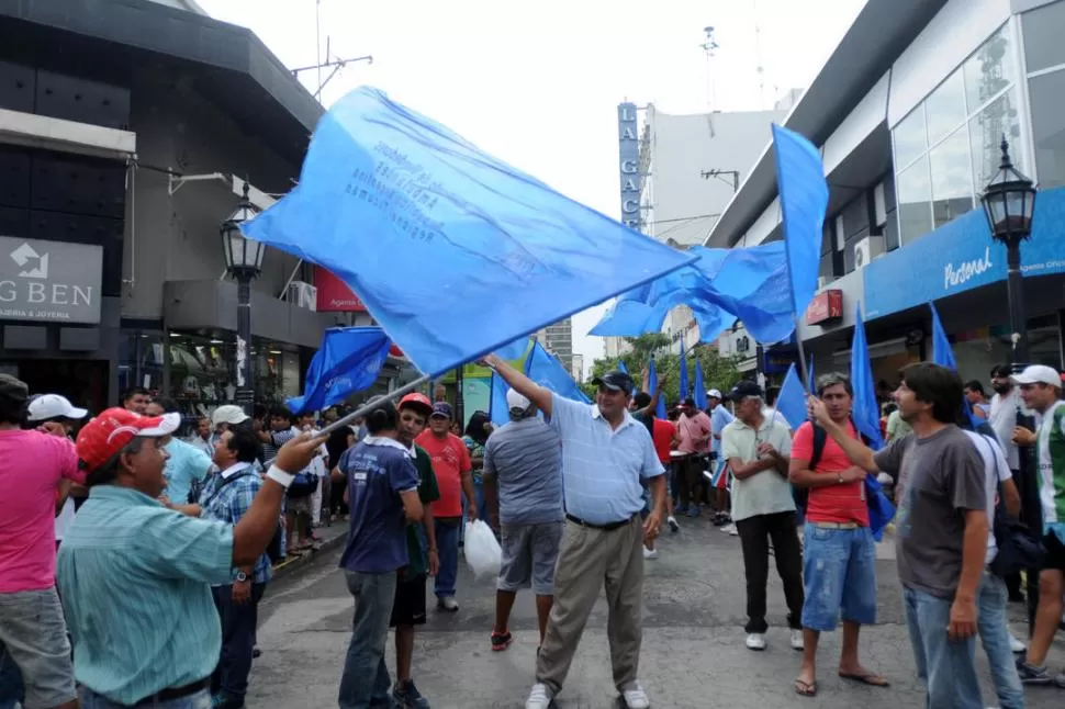 AGITANDO BANDERAS. Los ambulantes volvieron a protestar en el cruce de peatonales, en reclamo de un lugar en el cual poder continuar trabajando. la gaceta / foto de osvaldo ripoll 