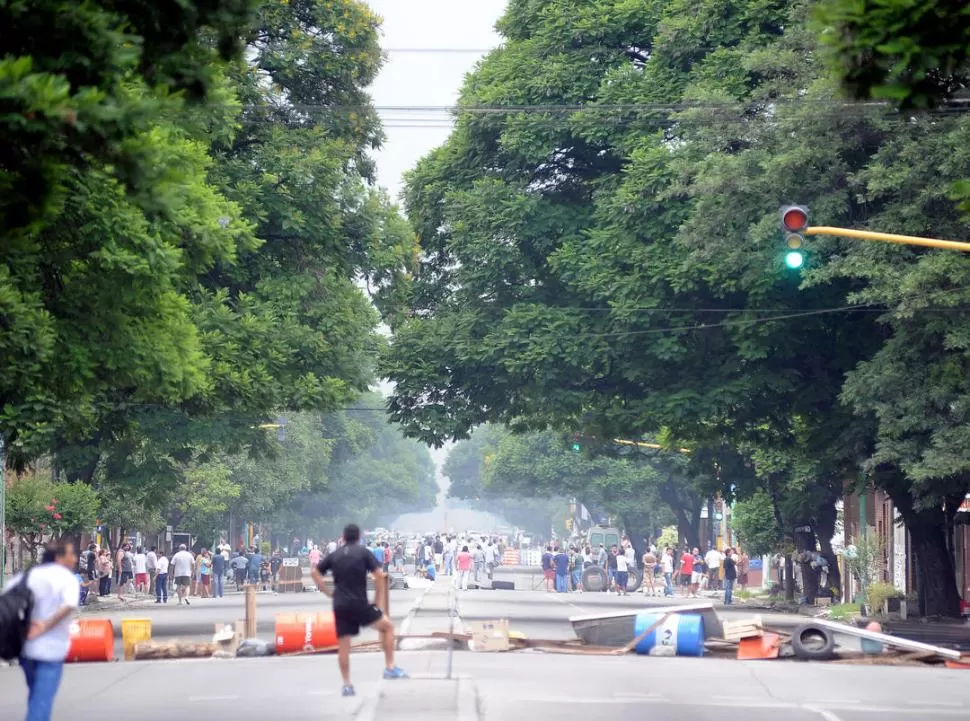 BARRICADAS. Para frenar a los saqueadores, los vecinos bloquearon calles. la gaceta / fotos de analía jaramillo - franco vera - hector peralta 