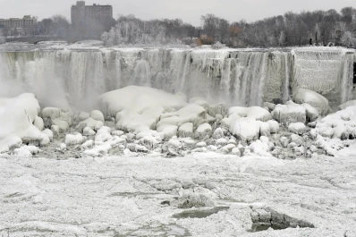 La ola de frío Ártico congeló las cataratas del Niágara