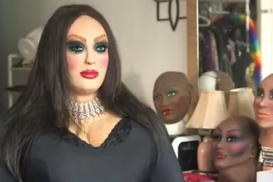 Hombres viven disfrazados de muñecas de goma