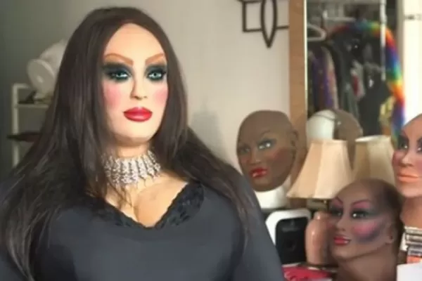 Hombres viven disfrazados de muñecas de goma