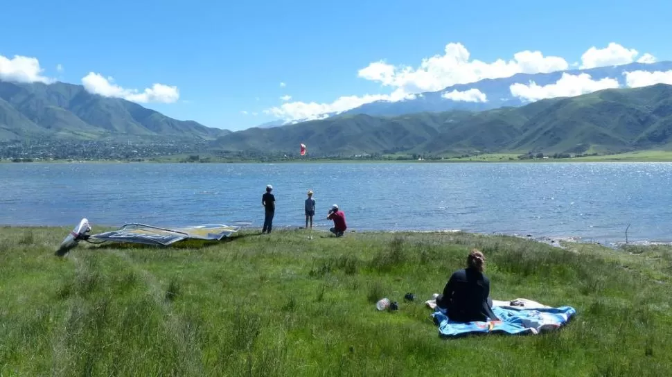 ESE PAISAJE MÁS QUE IMPONENTE. El entorno fantástico y único del lago La Angostura bendice a los practicantes de kitesurf, que normalmente se meten al agua durante las horas de sol. la gaceta / fotoS de OSVALDO RIPOLL