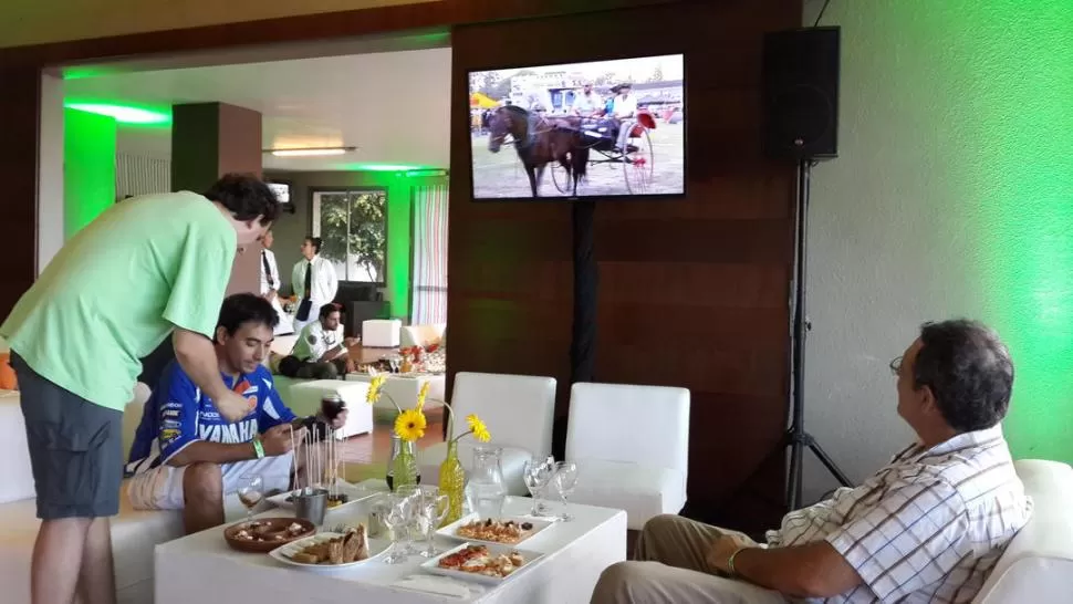 PARAÍSO GOURMET. El sector exclusivo se habilitó a las 16 y ofreció el alivio del aire acondicionado, toda clase de platos y bebidas, y televisores para observar el vivac. 