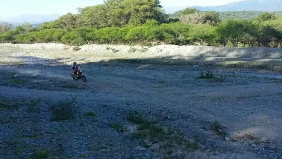 A TODA MÁQUINA. Una de los primeros competidores que circuló por el lecho del río Tipas. LA GACETA / BRUNO FARANO VIA MOVIL